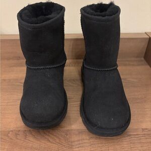 UGG Original CLASSIC Faux Fur Lined Suede Short Boots in BLACK - Kids - Size 13